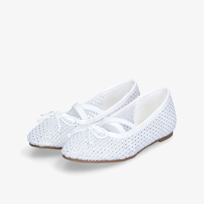 Elegante weiße Ballerina Schuhe als Paar mit luftdurchlässigem Material und flexibler Sohle für hohen Komfort