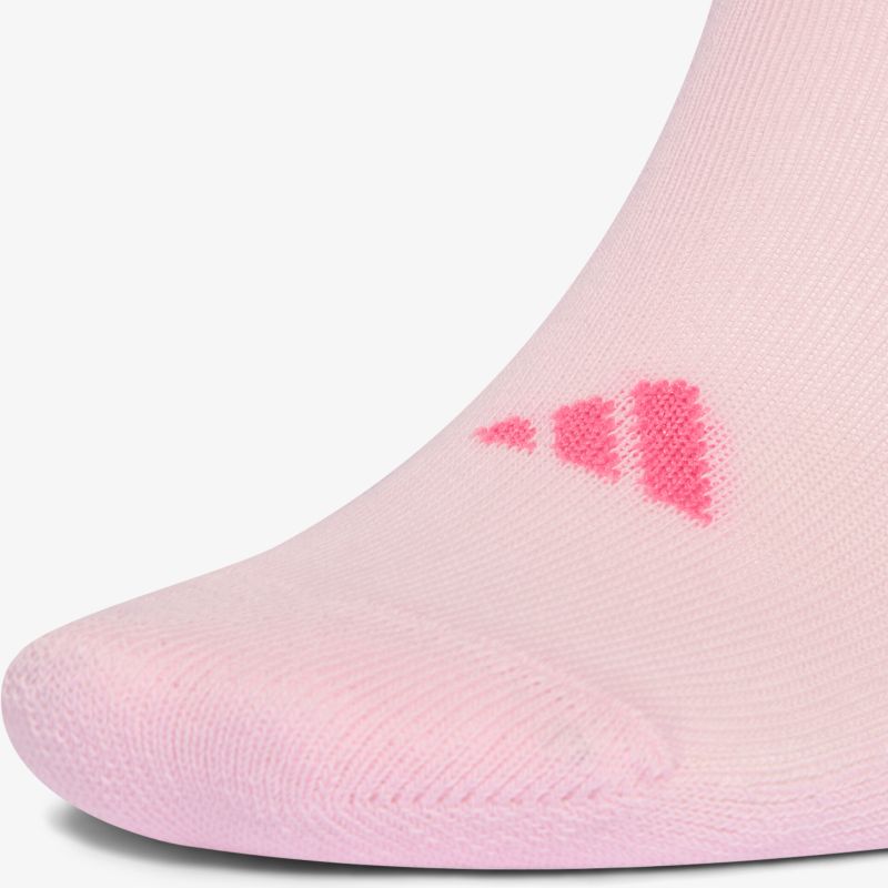 Detailaufnahme von rosa, weichen und bequemen Socken mit elastischem, atmungsaktivem Material