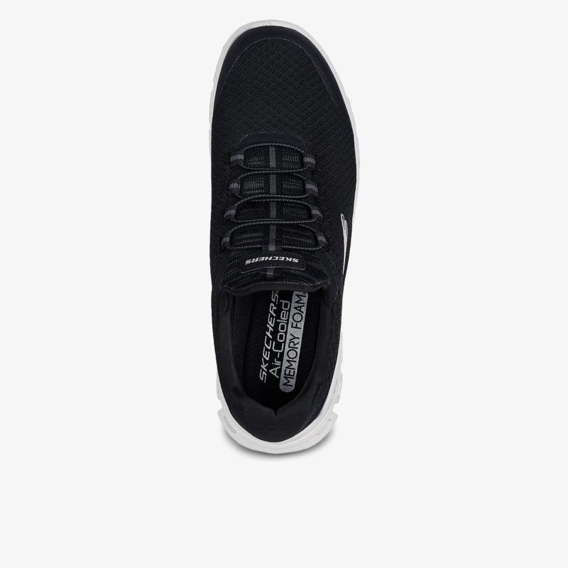 Moderner schwarzer Sneaker von oben mit sportlichem Design und atmungsaktivem Mesh-Material