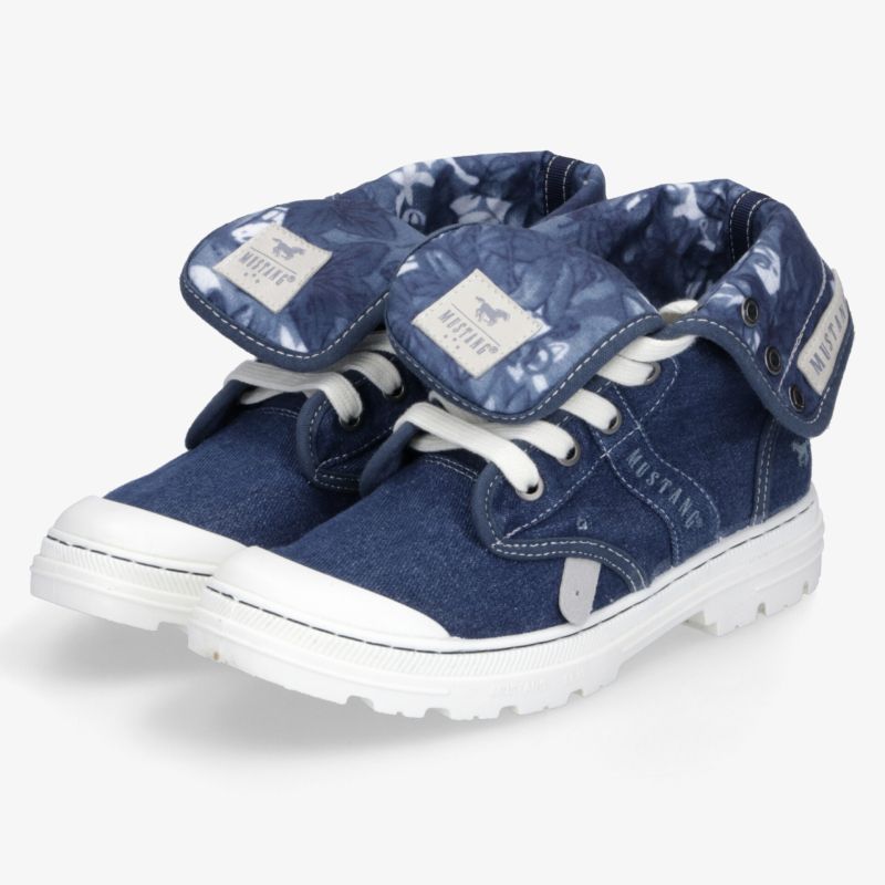 Modische blaue Sneaker im Jeans-Look mit weißen Schnürsenkeln und robuster, weißer Gummisohle.