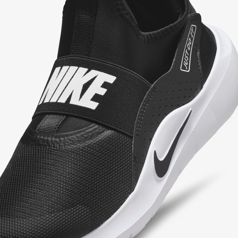 Schwarzer Nike Sportschuh mit elastischem Bund und weißem Nike Logo, bequemer und sportlicher Schuh