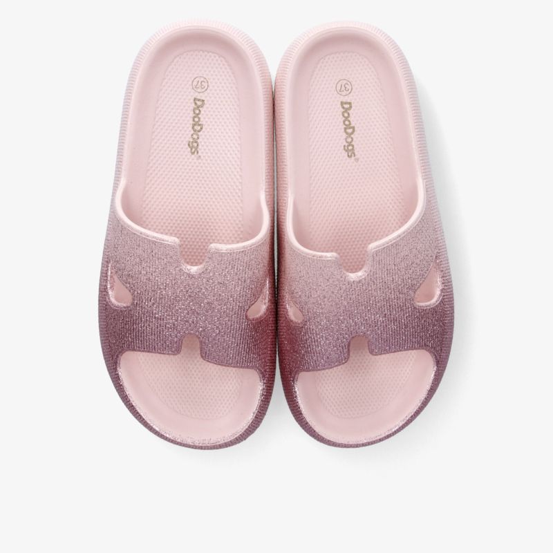 Leichtes rosa Badeschuhpaar mit rutschfester Sohle und atmungsaktivem Design, ideal für Wasseraktivitäten