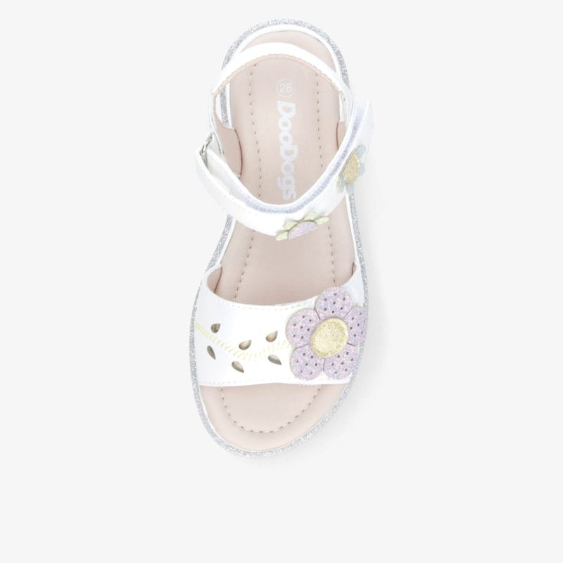 Weiße Sandale mit violetter Blume, verstellbarem Riemen und weichem Innenfutter für hohen Tragekomfort