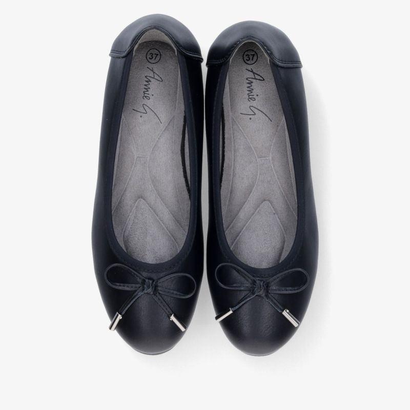 Elegantes Paar schwarzer Ballettschuhe aus Leder mit Schleifen-Detail und weicher Komfortinnensohle, Draufsicht