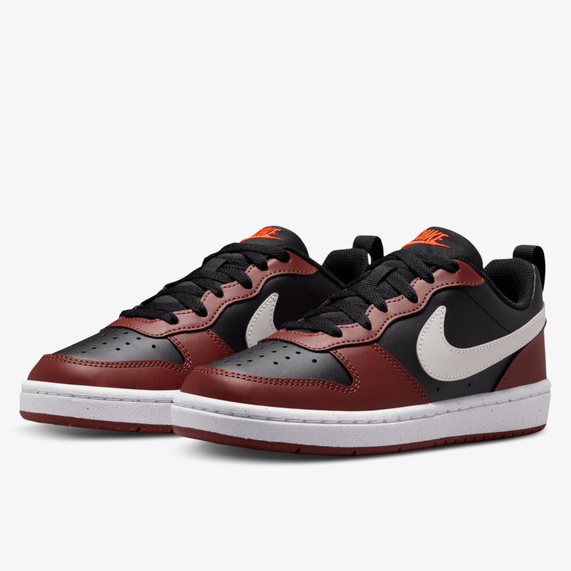 Schwarze und dunkelrote Sportschuhe mit weißem Logo, robust und modern gestaltet, komfortable Passform