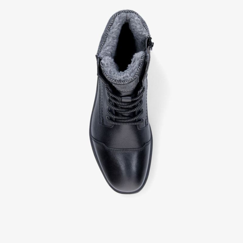 Schwarzer hochwertiger Stiefel mit warmer Innenfütterung und robuster Schnürung, Draufsicht mit Fokus auf Komfort und Qualität