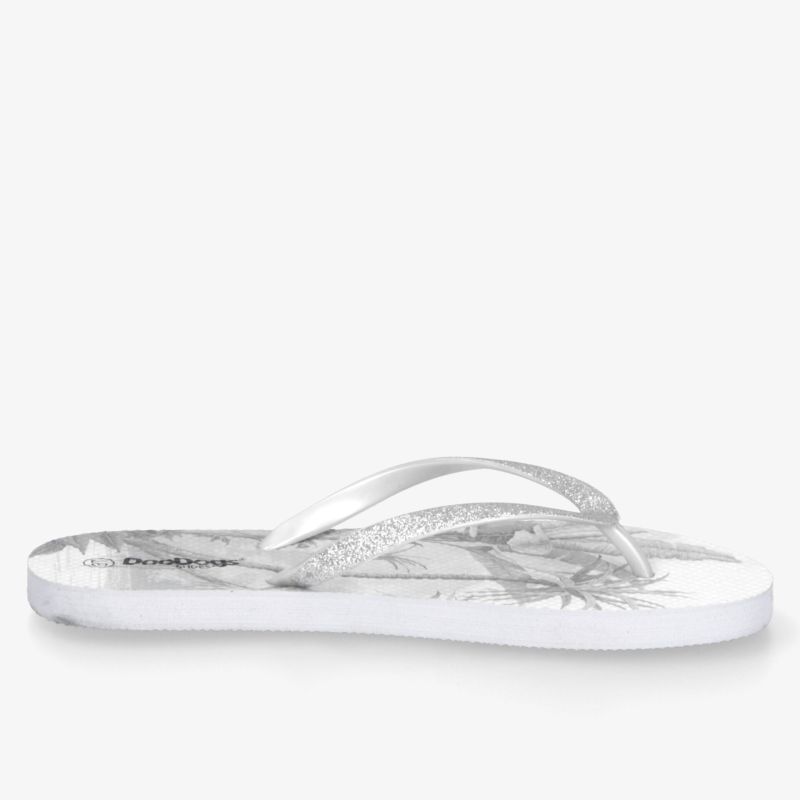 Seitliche Ansicht eines weißen Flipflops mit bequemer Passform und rutschfester Sohle für sommerlichen Komfort
