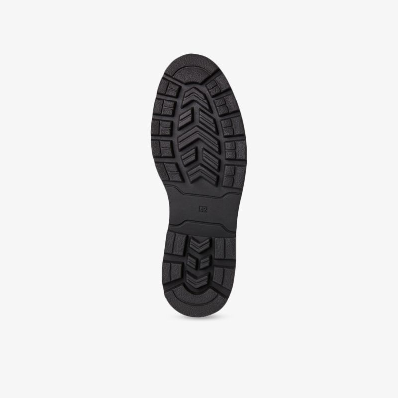 Robuste schwarze Schuhsohle mit tiefem, rutschfestem Profil für optimalen Halt und Langlebigkeit