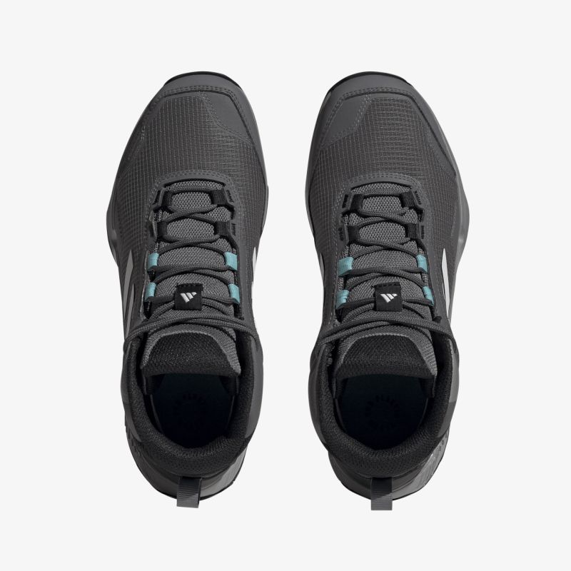 Schwarze Sneaker mit modernem Design und hohem Tragekomfort von oben betrachtet