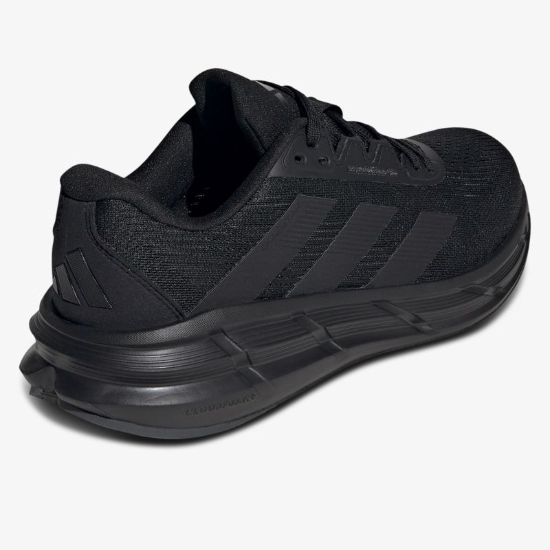 Leichter schwarzer Sneaker mit atmungsaktivem Material und komfortabler Passform zeigt sportliches Design