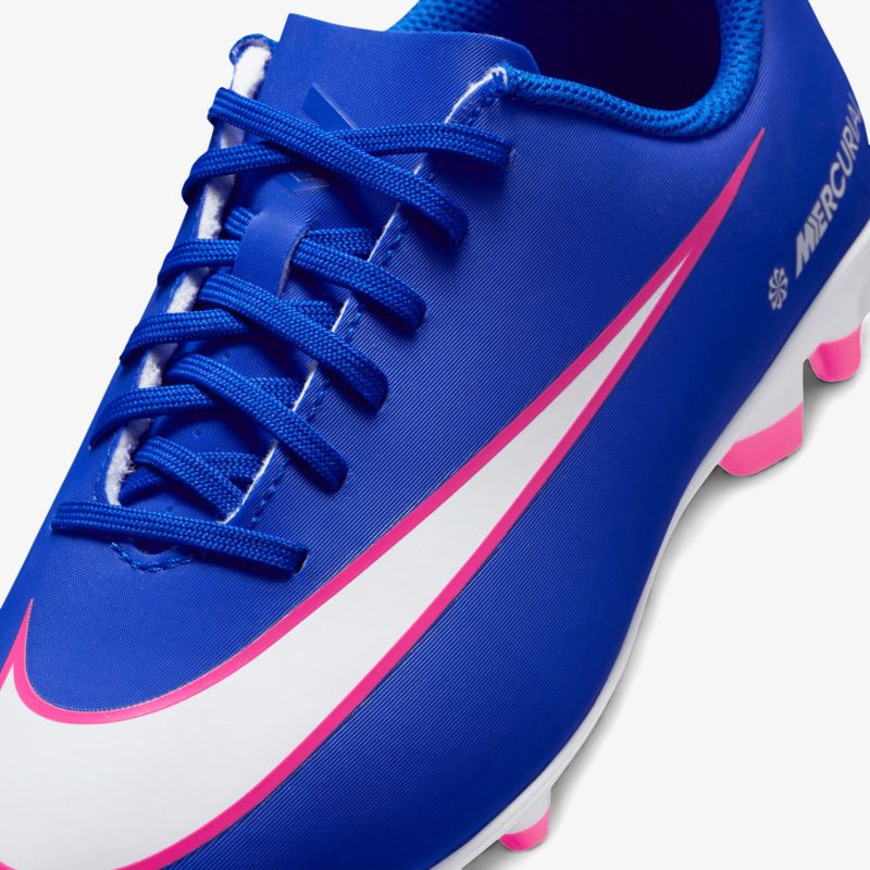 Blauer Fußballschuh mit weißem und pinkem Swoosh-Logo, robust und ergonomisch, detailreiche Schnürung