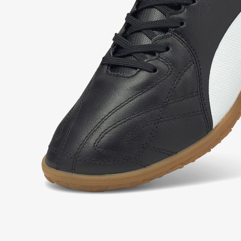 Schwarzer Lederschuh mit rutschfester Sohle, ideal für Hallensport und Freizeitaktivitäten.