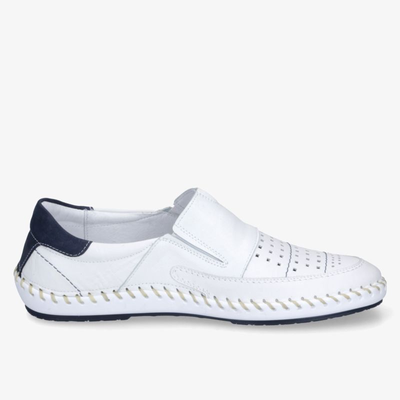 Leichter weißer Loafer mit atmungsaktivem Obermaterial, bequemer Passform und flexibler Sohle, seitliche Ansicht