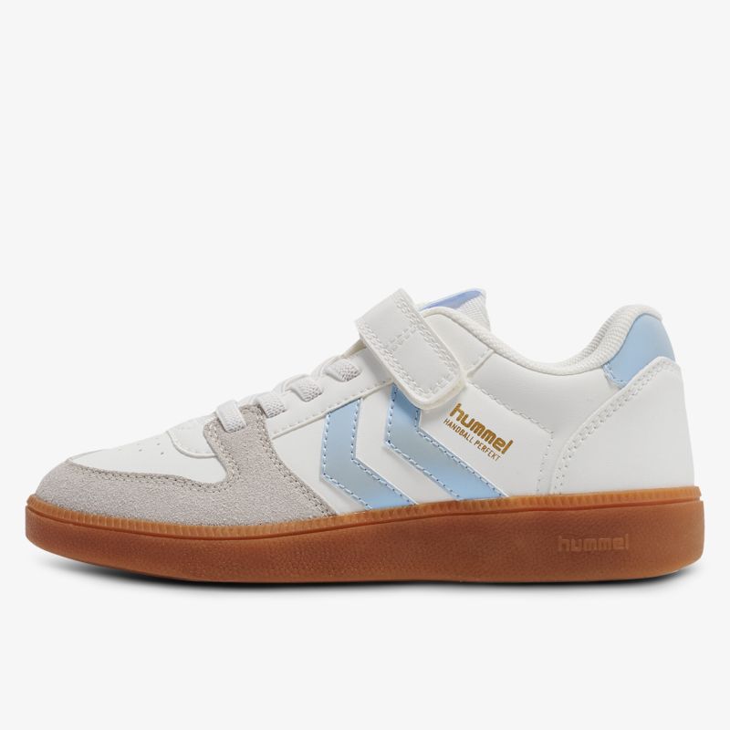 Seitliche Ansicht eines bequemen Sneakers mit strapazierfähiger Sohle und verstellbarem Klettverschluss