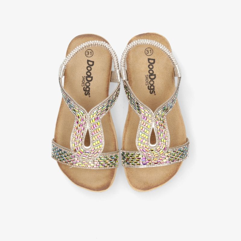 Bequeme Sandale mit funkelnden Glitzerelementen und verstellbarem Riemen in moderner, offener Form