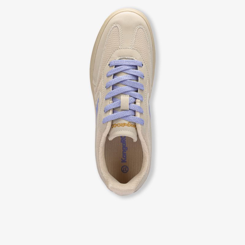 Bequemer sportlicher Sneaker mit hellem Obermaterial und kontrastfarbener Schnürung in Draufsicht