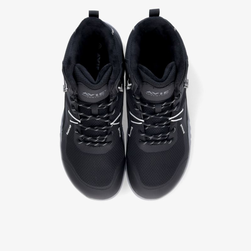 Schwarze Sportschuhe mit gepolstertem Kragen und rutschfester Sohle aus der Draufsicht gezeigt