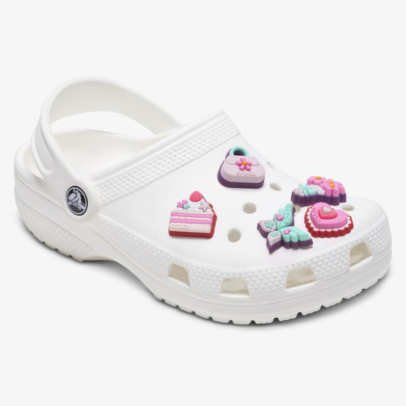 Weißer leichter Komfortschuh mit verstellbarem Fersenriemen und dekorativen Anhängern für Alltag und Freizeit