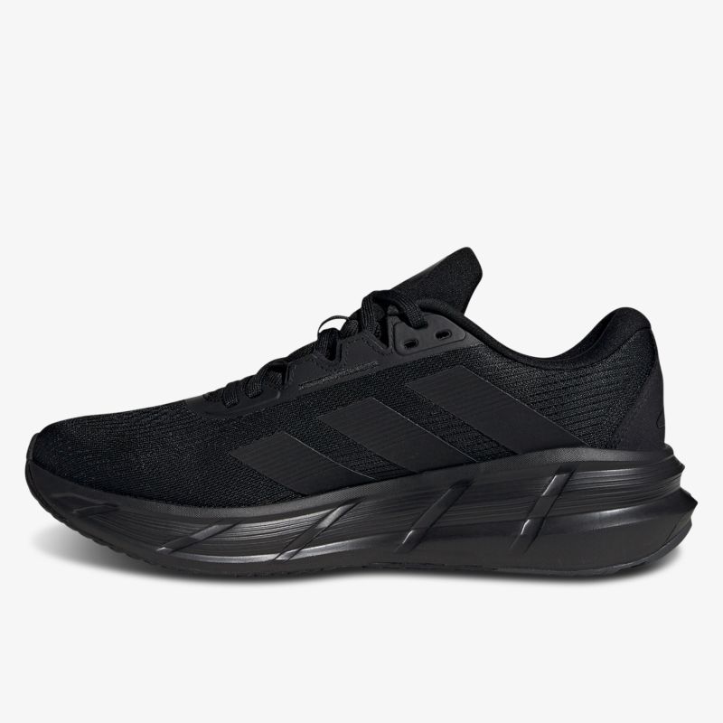 Moderner schwarzer leichter Laufschuh mit robuster Sohle und atmungsaktivem Material, seitliche Ansicht