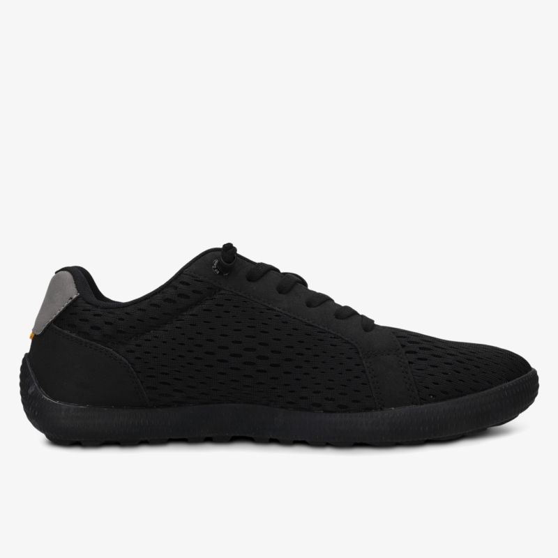 Seitliche Ansicht eines schwarzen, leichten und atmungsaktiven Sneakers mit rutschfester Sohle