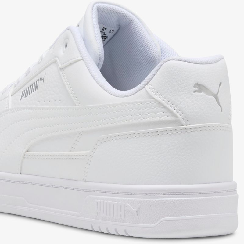 Weiße Sneaker-Rückansicht mit robustem Material und gepolstertem Knöchelbereich für optimalen Tragekomfort
