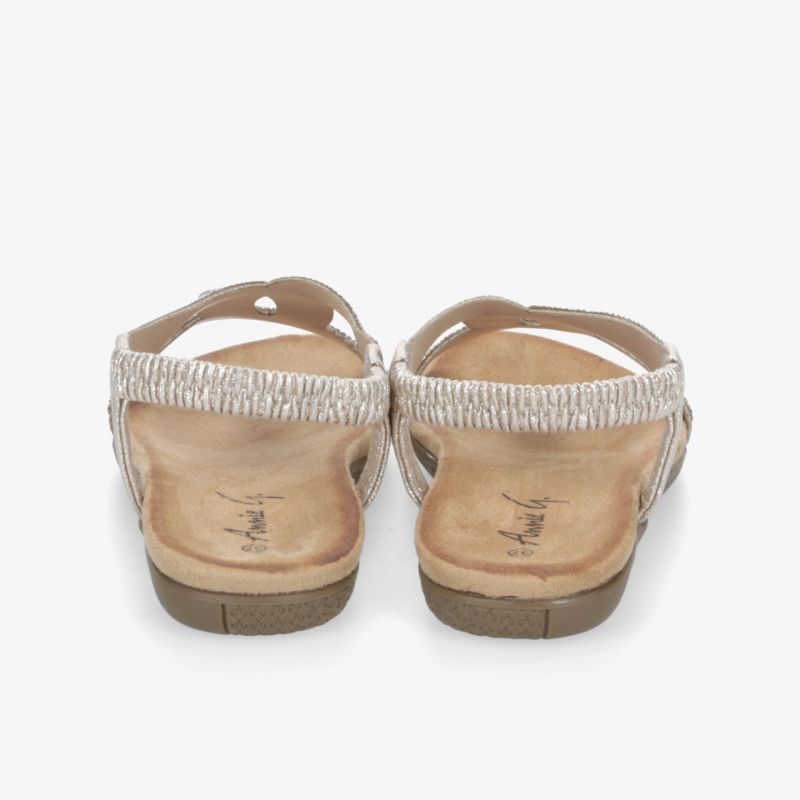 Beige Sandalen mit gepolsterter Sohle und verstellbaren Riemen in Rückansicht, ideal für bequemen Halt