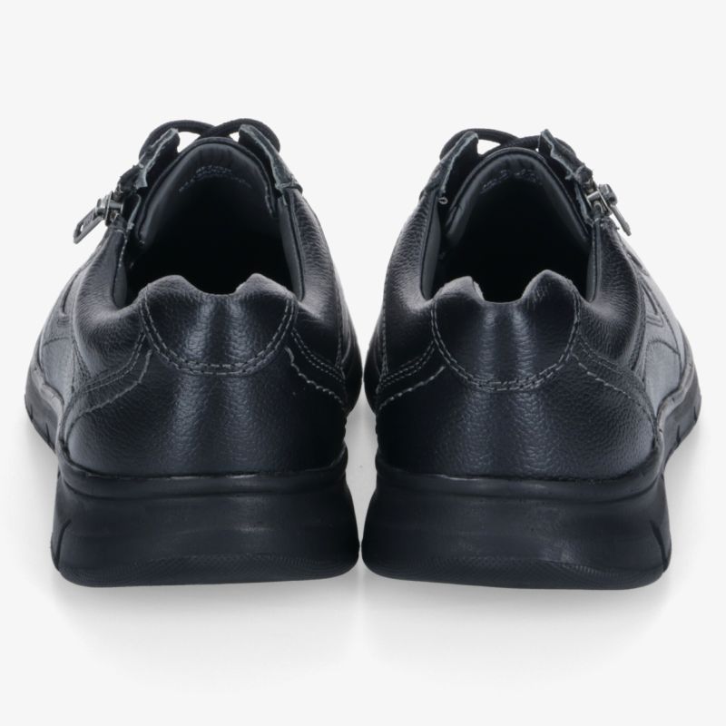Schwarze bequeme Sneaker Rückansicht mit gepolstertem Innenfutter und robustem, rutschfestem Sohlenprofil