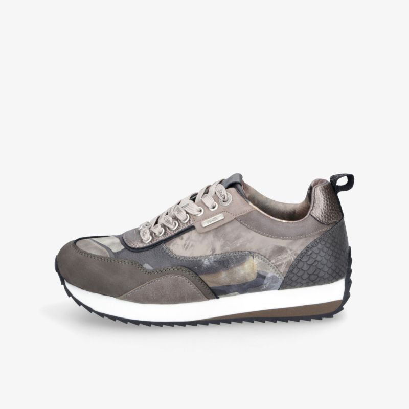 Grauer Sportschuh mit atmungsaktivem Material, robusten Sohlenprofil und bequemer Passform, seitliche Ansicht