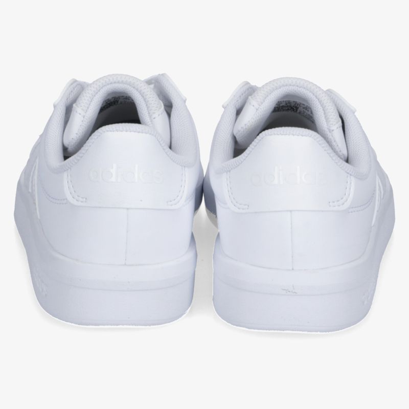 Rückansicht von zwei weißen Sneakers mit schlichtem Design und hochwertiger Verarbeitung, ideal für Alltag und Komfort