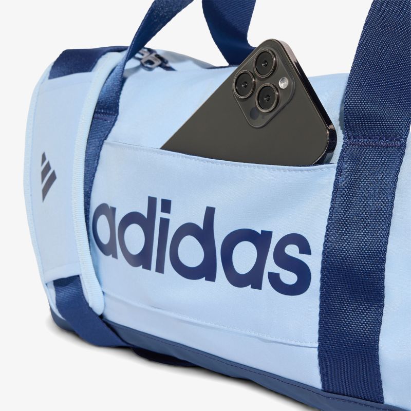 Sporttasche mit großem Adidas-Logo und stabilem Tragegriff, praktischer Reißverschluss gut sichtbar
