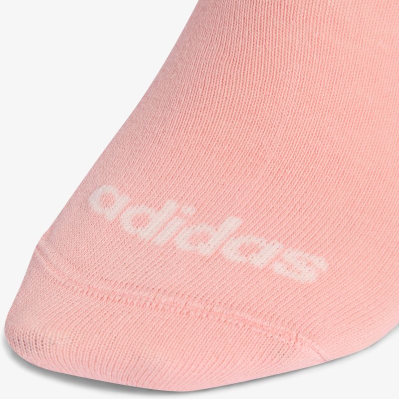 Nahaufnahme einer rosa Socke aus Baumwolle mit sichtbarem adidas-Logo und hohem Komfort