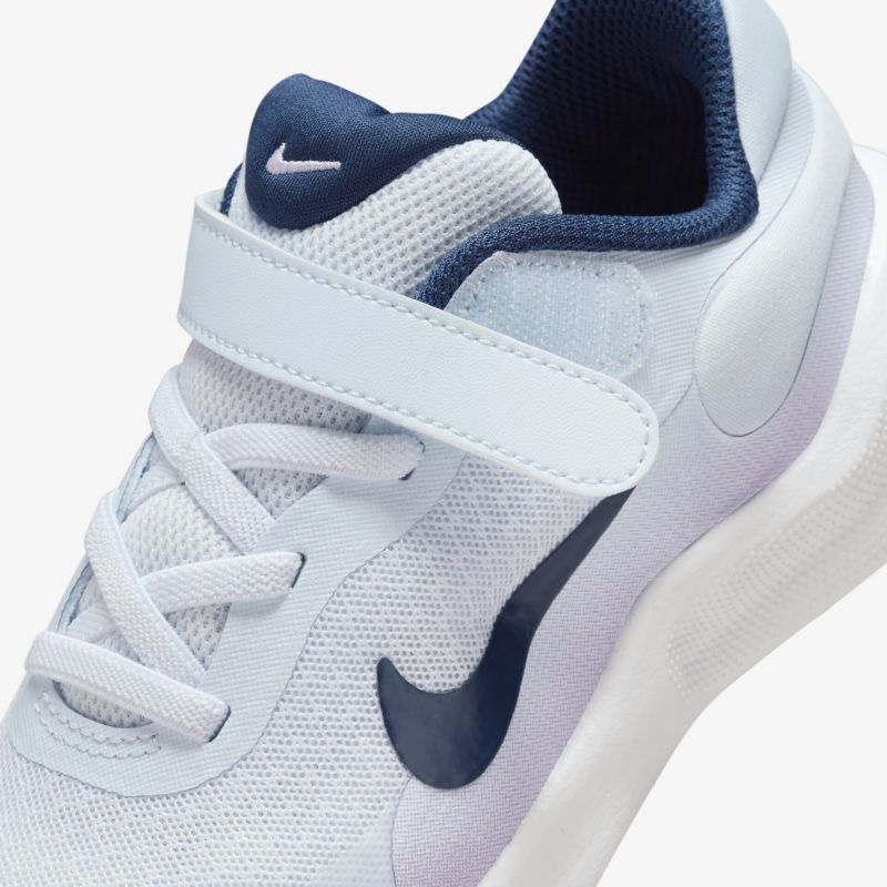 Leichter Sneaker in hellem Grau mit schwarzem Logo und praktischem Klettverschluss für bequemen Halt