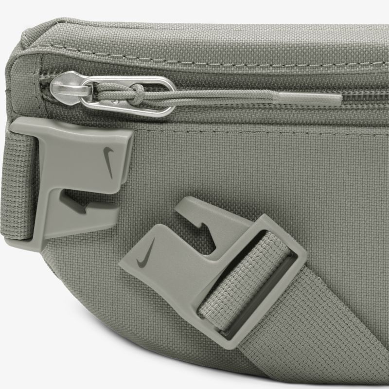 Detailaufnahme der robusten Tasche mit Reißverschluss und verstellbarem Band