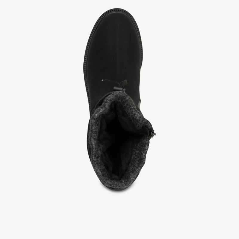 Obersicht auf warm gefütterten, bequemen schwarzen Stiefel mit weichem Fellbesatz