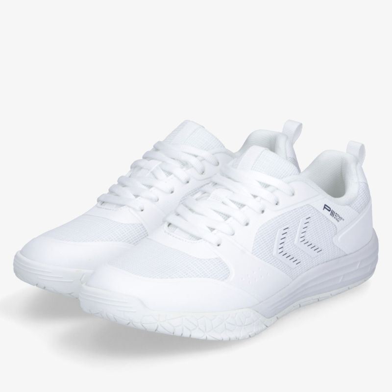 Weißes Sneaker-Paar in schräger Vorderansicht mit sportlichem und leichtem Design, atmungsaktiv und komfortabel