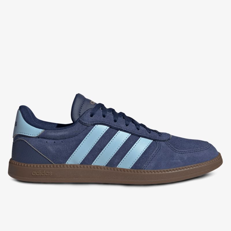 Sportlicher Sneaker mit kontrastierenden Streifen und robuster, rutschfester Sohle in klarer Seitenansicht