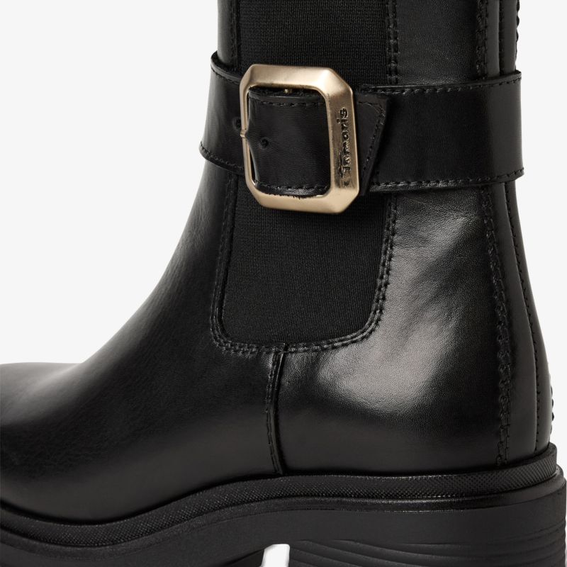 Detailaufnahme eines schwarzen Lederstiefels mit robustem Riemen und hochwertiger Verarbeitung