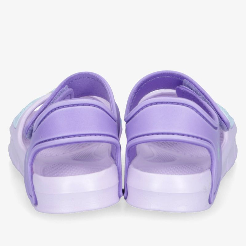 Leichte lila Sandalen mit verstellbarem Riemen, gepolsterter Innensohle und rutschfester Sohle von hinten sichtbar