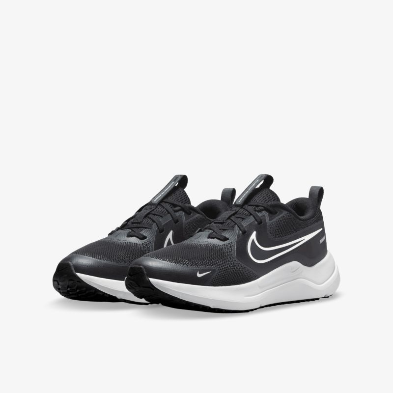 Schwarze Sportschuhe mit weißer Sohle und modernem Design, bequem, atmungsaktiv und rutschfest, Paar in schräger Vorderansicht