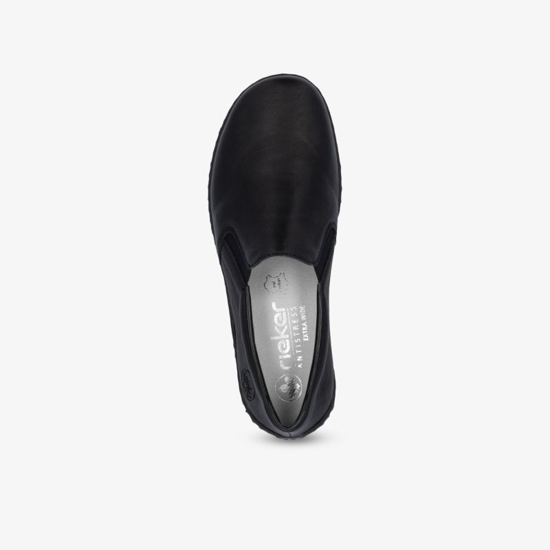 Eleganter schwarzer Schlupfschuh mit glatter Oberfläche und bequemem Sitz in Draufsicht fotografiert