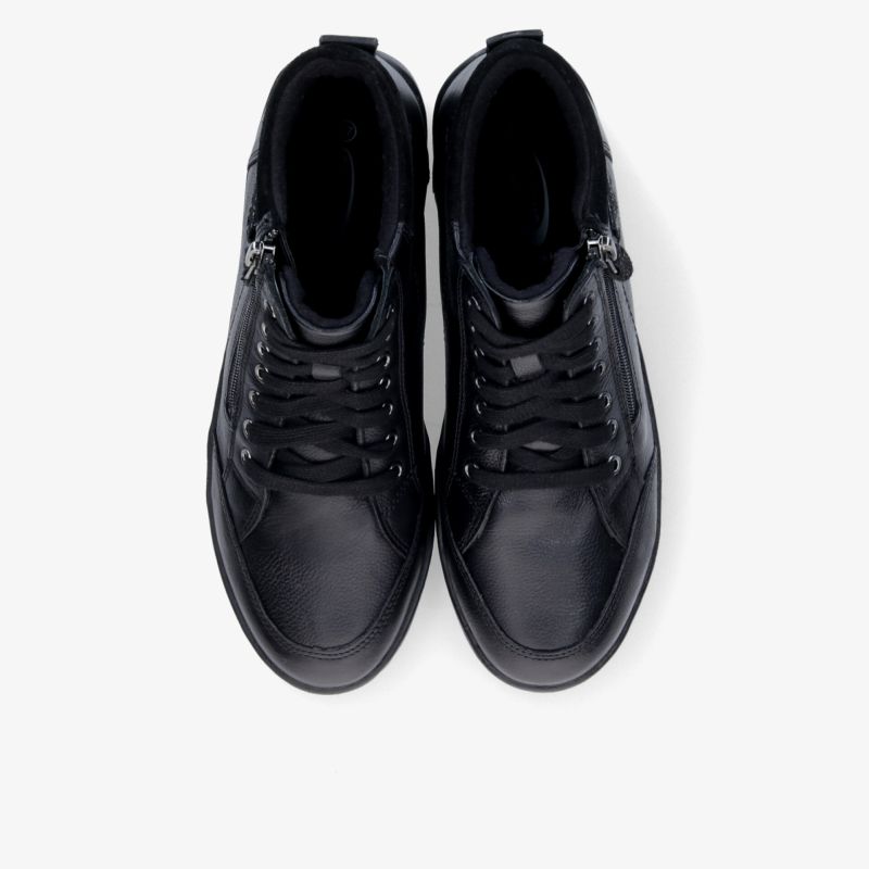 Schwarze Sneaker als Paar in Draufsicht, modernes Design mit Schnürung und robustem Material
