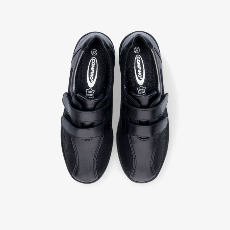 Bequeme schwarze Schuhe mit Klettverschluss und rutschfester Sohle; ideal für ganztägigen Tragekomfort.