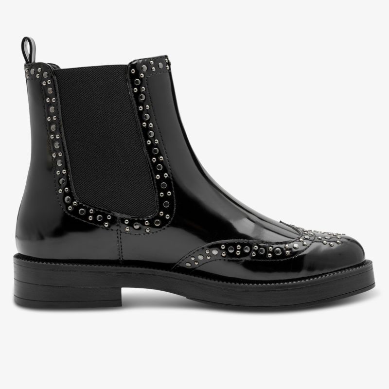 Schwarzer Chelsea Boot mit glänzendem Leder, elastischen Einsätzen und auffälliger Nietenverzierung seitlich