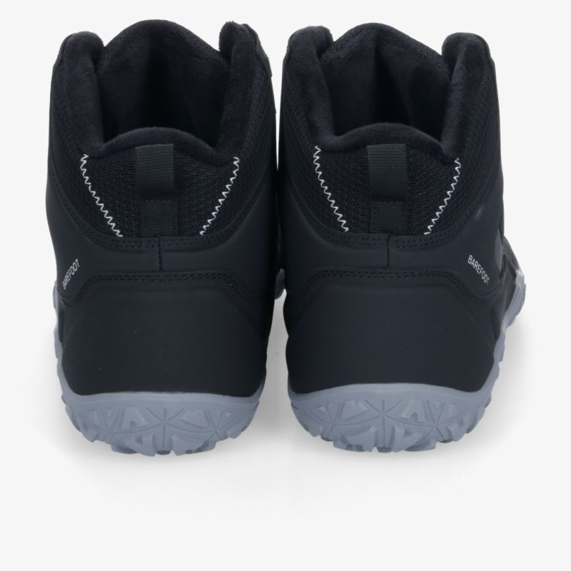 Schwarze sportliche Schuhe mit gepolstertem Schaft und rutschfester, grauer Sohle, Rückansicht
