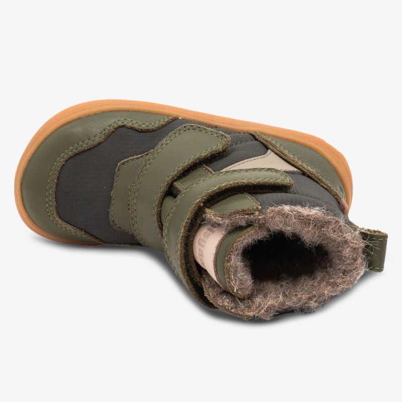 Warmer, wasserdichter Schuh mit robustem Sohlenprofil und weichem Innenfell für kalte Tage