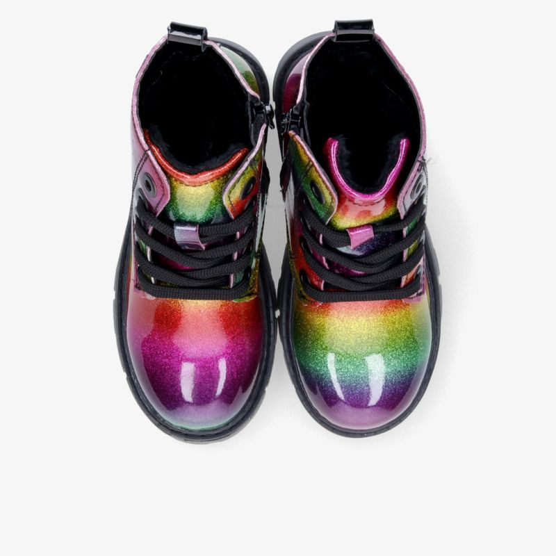 bunt schimmernde Regenbogen-Stiefel als Paar mit Schnürung und seitlichem Reißverschluss in Draufsicht