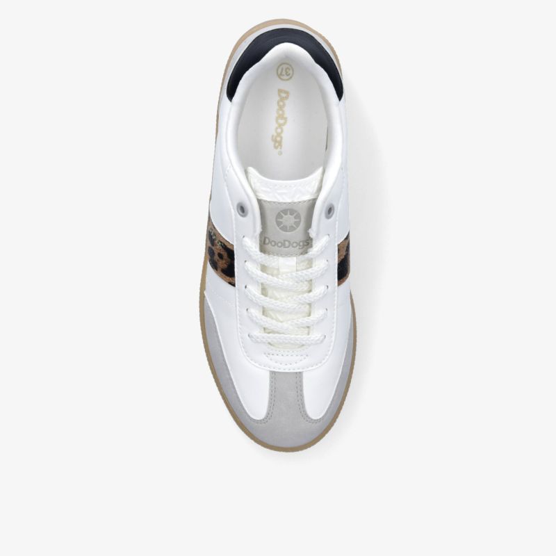 Hochwertiger weißer Sneaker mit grauen Akzenten in der Topansicht, ideal für Alltag und Freizeit.