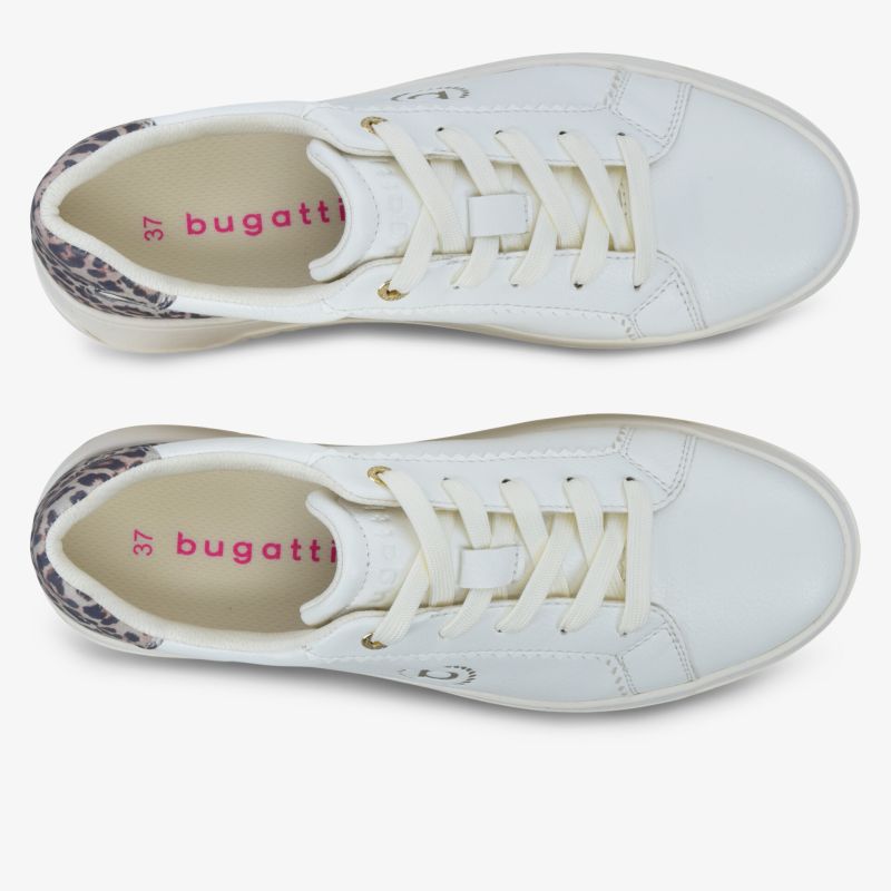 Elegante weiße Sneaker von Bugatti mit stilvollem Design und bequemem Tragekomfort.