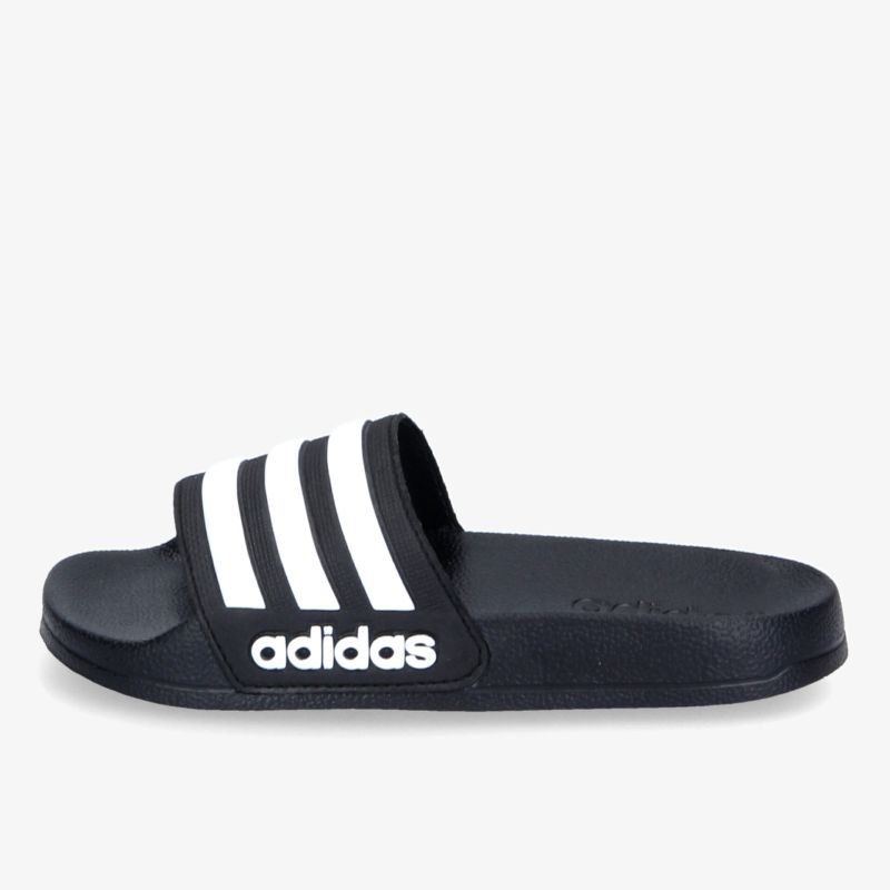 Schwarze Adidas Badeslipper mit weißem Markenlogo und bequemer, rutschfester Sohle