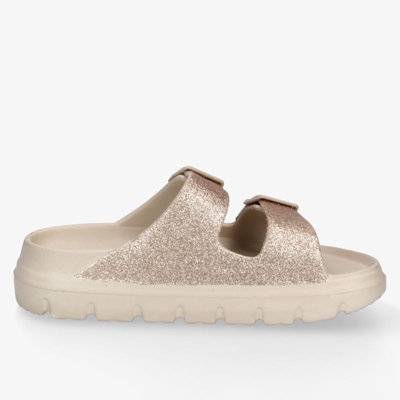 Bequeme Sandale mit weicher Sohle und glitzernder Oberfläche, ideal für sommerlichen Komfort und leichten Alltag